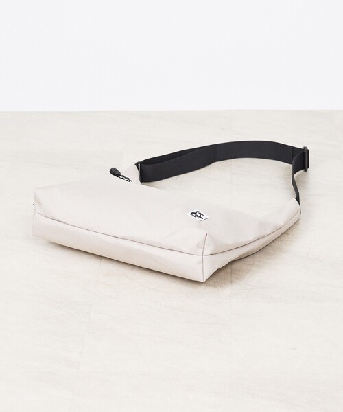 CHUMS（チャムス）の「【CHUMS / チャムス】Plain Shoulder Bag/ショルダーバッグ / ユニセックス（バックパック/リュック・メンズ・ブルー/その他/グレイッシュベージュ/ブラック・フリー）」の18枚目の写真