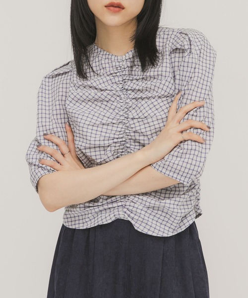 KBF（ケイビーエフ）の「フロントギャザーコンパクトブラウス（シャツ/ブラウス・レディース・ホワイト系その他/ベージュ系その他/グレー系その他・ONE）」の2枚目の写真