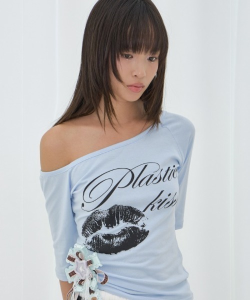 FANCY CLUB（ファンシークラブ）の「A'GEM/9 × .kom 『FANCY CLUB/ファンシークラブ』PLASTIC KISS ONE-SHOULDER TOP/プラスチックキスワンショルダートップス（Tシャツ/カットソー・レディース・ブラック/ライトブルー/ネイビー/ライトグリーン・FREE）」の3枚目の写真