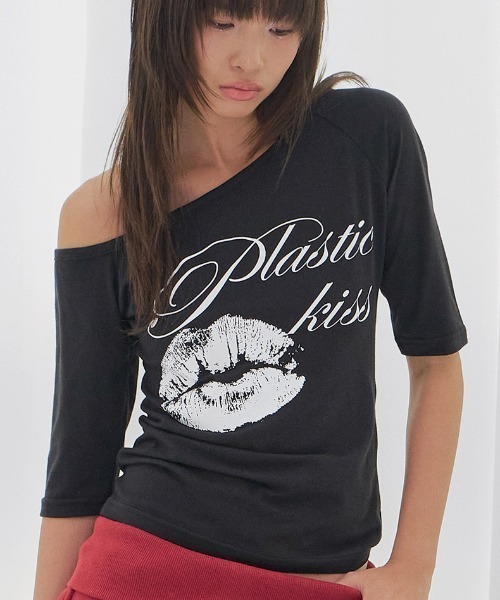 FANCY CLUB（ファンシークラブ）の「A'GEM/9 × .kom 『FANCY CLUB/ファンシークラブ』PLASTIC KISS ONE-SHOULDER TOP/プラスチックキスワンショルダートップス（Tシャツ/カットソー・レディース・ブラック/ライトブルー/ネイビー/ライトグリーン・FREE）」の2枚目の写真
