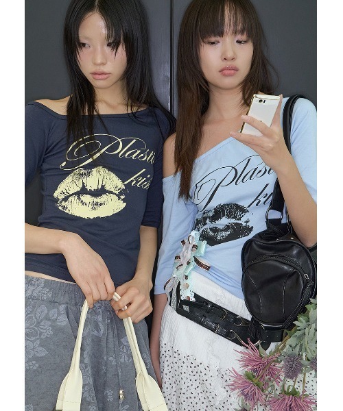 FANCY CLUB（ファンシークラブ）の「A'GEM/9 × .kom 『FANCY CLUB/ファンシークラブ』PLASTIC KISS ONE-SHOULDER TOP/プラスチックキスワンショルダートップス（Tシャツ/カットソー・レディース・ブラック/ライトブルー/ネイビー/ライトグリーン・FREE）」の5枚目の写真