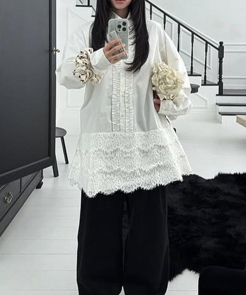 semplice(センプリチェ)の「レースヘム フリルデザイン ロングシャツ(シャツ/ブラウス・レディース・ホワイト・F)」の2枚目の写真