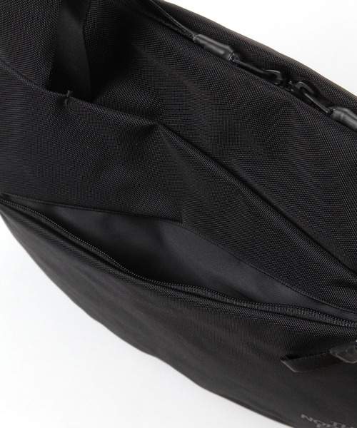 THE NORTH FACE(ザノースフェイス)の「【THE NORTH FACE(ザ・ノース・フェイス)】ピレネートート(トートバッグ・レディース・ブラック/ライトグレー・FREE)」の11枚目の写真