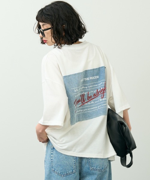 A.D.C.L.（エーディーシーエル）の「後デニムパッチプリント オーバーサイズTシャツ（Tシャツ/カットソー・レディース・ブラック/ホワイト・L/M）」の2枚目の写真