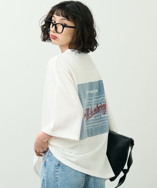 A.D.C.L.（エーディーシーエル）の「後デニムパッチプリント オーバーサイズTシャツ（Tシャツ/カットソー・レディース・ブラック/ホワイト・L/M）」の6枚目の写真