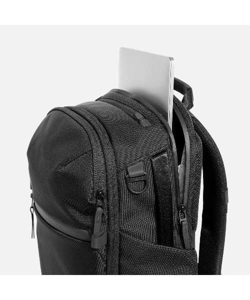 Aer(エアー)の「AER City Pack Pro2 20L / AER-21063(バックパック/リュック・メンズ・ブラック・FREE)」の17枚目の写真