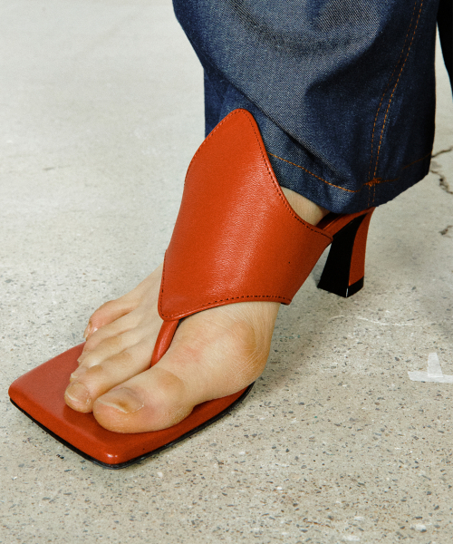 YUJI(ユジ)の「TORING HEEL RED(パンプス・レディース・レッド・23cm/23.5cm/24cm/24.5cm/25cm)」の4枚目の写真