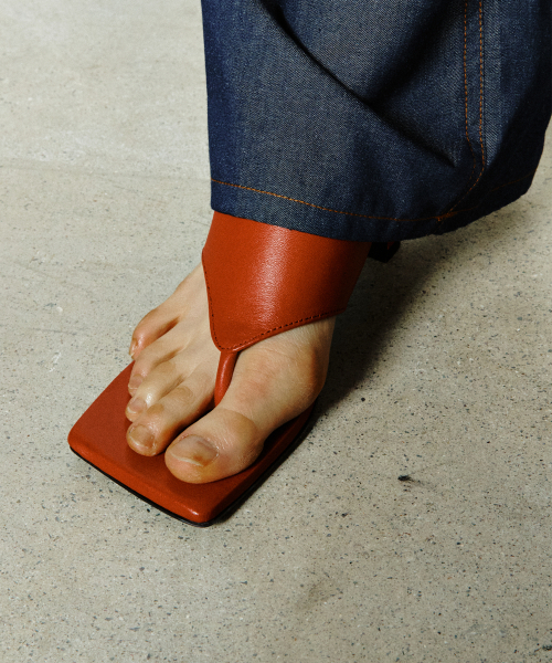 YUJI(ユジ)の「TORING HEEL RED(パンプス・レディース・レッド・23cm/23.5cm/24cm/24.5cm/25cm)」の5枚目の写真
