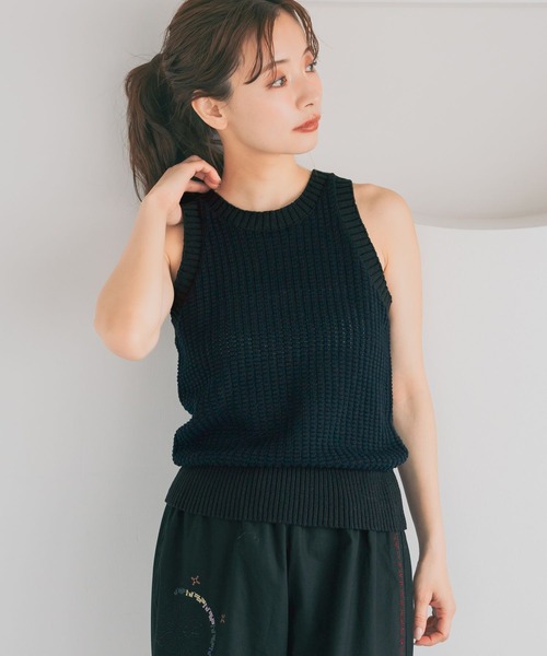 mysty woman（ミスティウーマン）の「変形編みニットノースリ 678698（ベスト・レディース・ブラック/レッド/オフホワイト・FREE）」の2枚目の写真