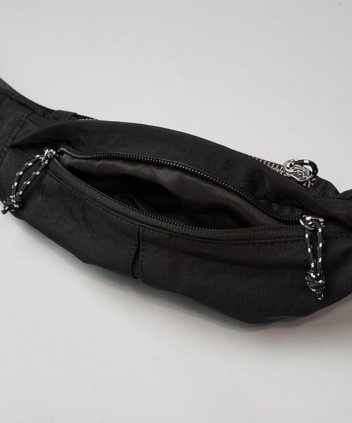 MAISON SPECIAL(メゾンスペシャル)の「《UNISEX》Nylon Crescent Waist Pouch/ナイロンクレセントウエストポーチ【MAISON SPECIAL/メゾンスペシャル】(ボディバッグ/ウエストポーチ・メンズ・ブラック・FREE)」の2枚目の写真