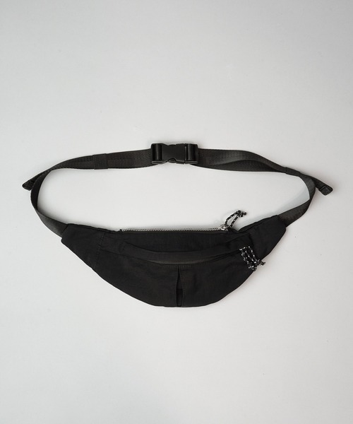 MAISON SPECIAL(メゾンスペシャル)の「《UNISEX》Nylon Crescent Waist Pouch/ナイロンクレセントウエストポーチ【MAISON SPECIAL/メゾンスペシャル】(ボディバッグ/ウエストポーチ・メンズ・ブラック・FREE)」の6枚目の写真