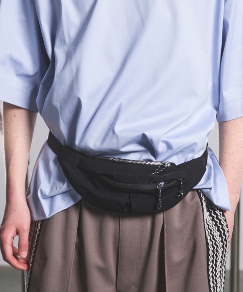 MAISON SPECIAL(メゾンスペシャル)の「《UNISEX》Nylon Crescent Waist Pouch/ナイロンクレセントウエストポーチ【MAISON SPECIAL/メゾンスペシャル】(ボディバッグ/ウエストポーチ・メンズ・ブラック・FREE)」の5枚目の写真