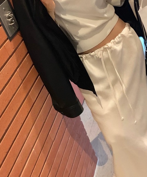 FREE STYLISTS（フリー スタイリスト）の「YUGA_YGMC　　Korean-style　Lace-hemmed mermaid satin skirt（スカート・レディース・オフホワイト・FREE）」の6枚目の写真