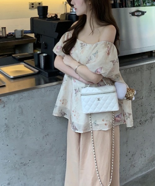 LUCPY（ラクピー）の「オフショルフラワーシフォンブラウス（シャツ/ブラウス・レディース・ホワイト・MEDIUM/LARGE/SMALL）」の2枚目の写真
