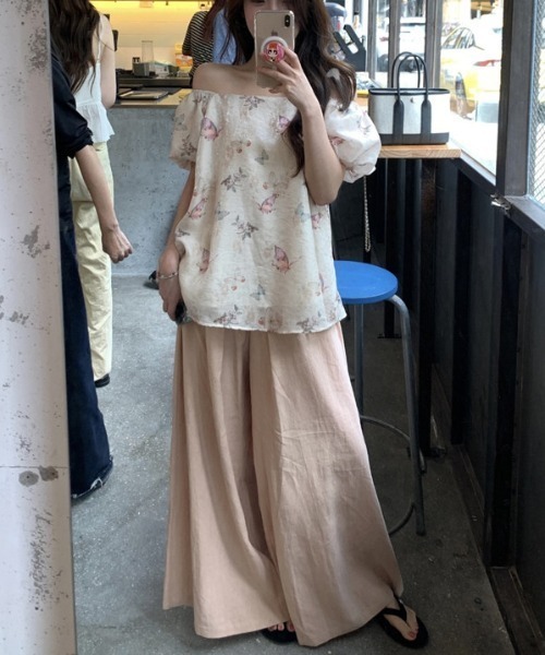LUCPY（ラクピー）の「オフショルフラワーシフォンブラウス（シャツ/ブラウス・レディース・ホワイト・MEDIUM/LARGE/SMALL）」の3枚目の写真