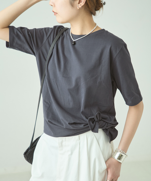 journal standard L'essage(ジャーナルスタンダードレサージュ)の「アシンメトリーTシャツ(Tシャツ/カットソー・レディース・ベージュ/チャコールグレー・FREE)」の5枚目の写真