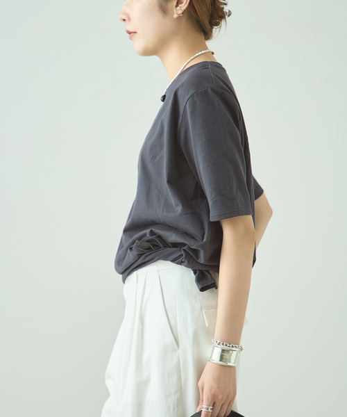 journal standard L'essage(ジャーナルスタンダードレサージュ)の「アシンメトリーTシャツ(Tシャツ/カットソー・レディース・ベージュ/チャコールグレー・FREE)」の6枚目の写真