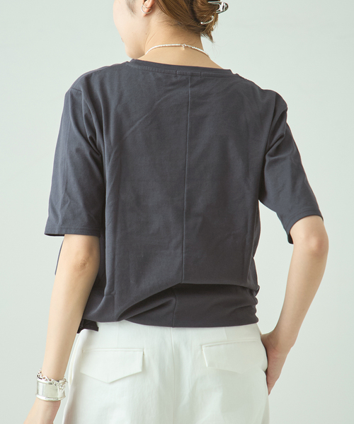 journal standard L'essage(ジャーナルスタンダードレサージュ)の「アシンメトリーTシャツ(Tシャツ/カットソー・レディース・ベージュ/チャコールグレー・FREE)」の7枚目の写真