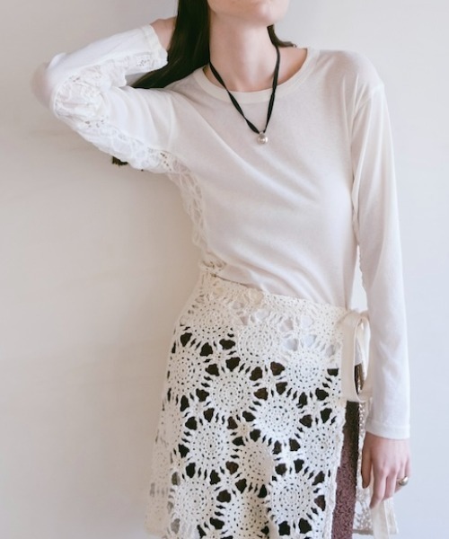 sahara(サハラ)の「Side Lace Top/サイドレースデザイントップス(Tシャツ/カットソー・レディース・ブラック/アイボリー/ピンク/ブラウン・FREE)」の2枚目の写真