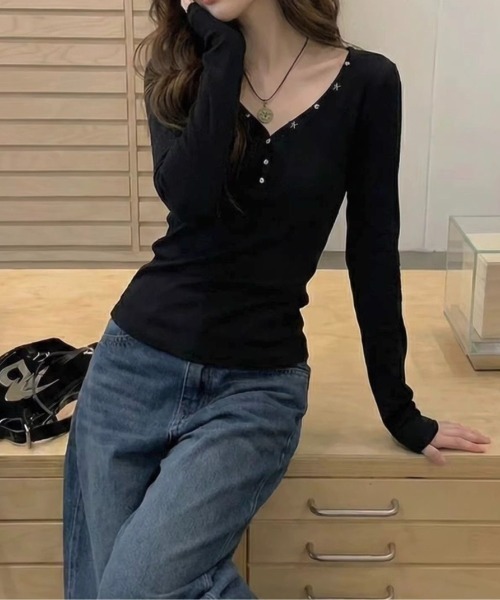 LADY LIKE（レディライク）の「スタッズ付きヘンリーネックロンT（Tシャツ/カットソー・レディース・ブラック・M）」の2枚目の写真