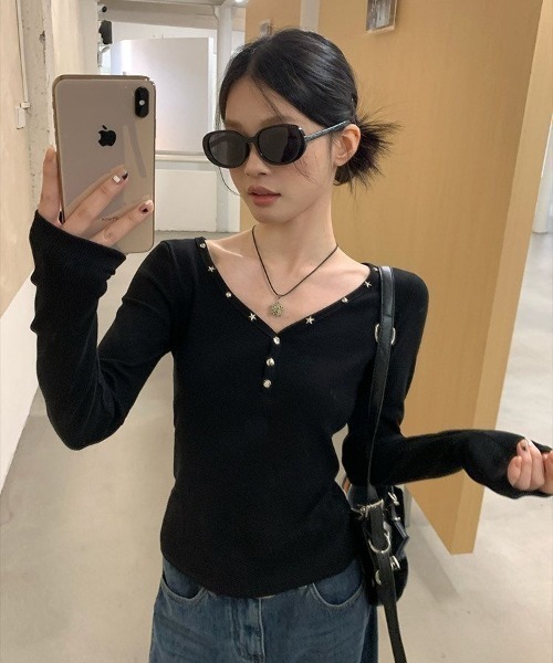 LADY LIKE（レディライク）の「スタッズ付きヘンリーネックロンT（Tシャツ/カットソー・レディース・ブラック・M）」の7枚目の写真