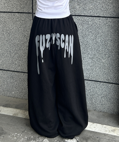 FUZZY SCAN（ファジスキャン）の「アーチロゴカーブバルーンパンツブラック（スウェットパンツ・レディース・ブラック・ONE SIZE/TWO）」の7枚目の写真