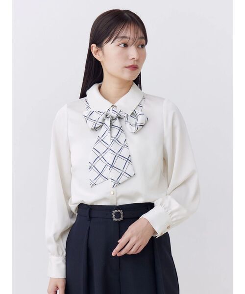 TONAL(トーナル)の「2WAYダブルカラーボウタイブラウス(シャツ/ブラウス・レディース・ベージュ/ネイビー/アイボリー/オフホワイト・MEDIUM)」の2枚目の写真