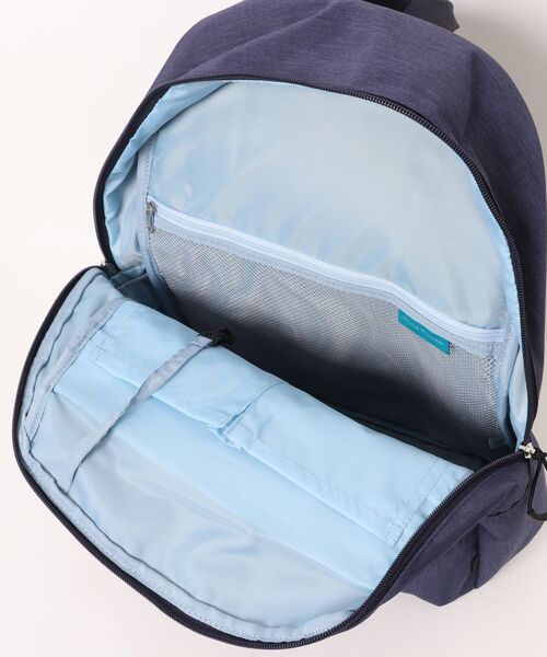 World Traveler(ワールドトラベラー)の「ワールドトラベラー エーヴィ リュックサック 17L 58923(ショルダーバッグ・レディース・ベージュ/ブラック/ネイビー・FREE)」の8枚目の写真