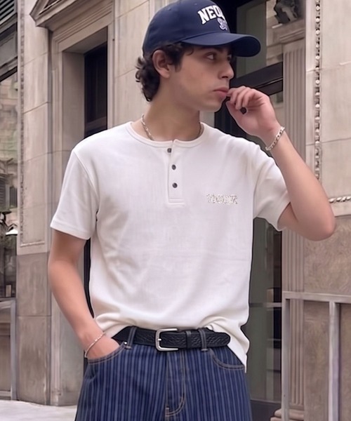 SPINNS(スピンズ)の「短丈ヘンリーネックTシャツ/ラインストーンワンポイントロゴ/テレコリブ素材(Tシャツ/カットソー・メンズ・ホワイト/ブラック/ピンク・ONESIZE)」の2枚目の写真
