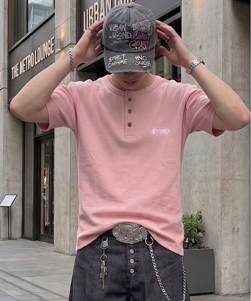 SPINNS(スピンズ)の「短丈ヘンリーネックTシャツ/ラインストーンワンポイントロゴ/テレコリブ素材(Tシャツ/カットソー・メンズ・ホワイト/ブラック/ピンク・ONESIZE)」の3枚目の写真