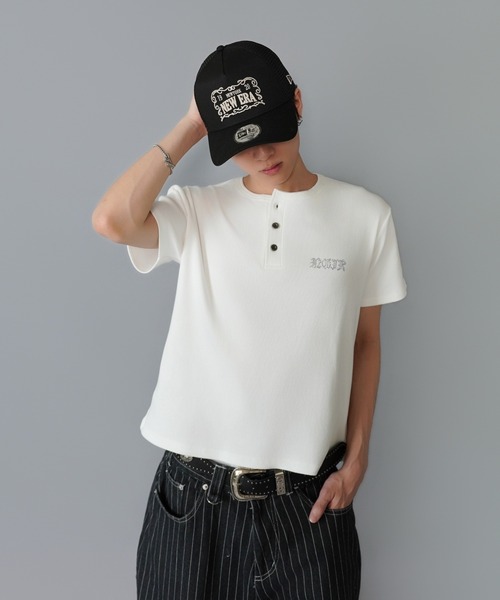 SPINNS(スピンズ)の「短丈ヘンリーネックTシャツ/ラインストーンワンポイントロゴ/テレコリブ素材(Tシャツ/カットソー・メンズ・ホワイト/ブラック/ピンク・ONESIZE)」の13枚目の写真