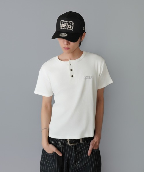 SPINNS(スピンズ)の「短丈ヘンリーネックTシャツ/ラインストーンワンポイントロゴ/テレコリブ素材(Tシャツ/カットソー・メンズ・ホワイト/ブラック/ピンク・ONESIZE)」の14枚目の写真