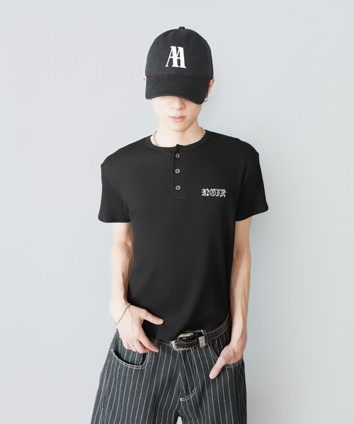 SPINNS(スピンズ)の「短丈ヘンリーネックTシャツ/ラインストーンワンポイントロゴ/テレコリブ素材(Tシャツ/カットソー・メンズ・ホワイト/ブラック/ピンク・ONESIZE)」の21枚目の写真