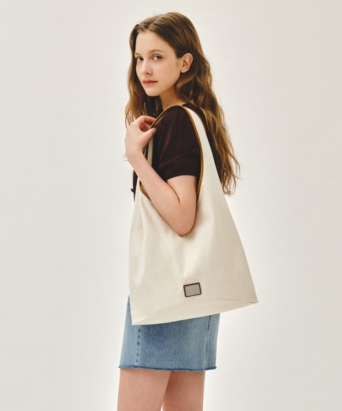 MARITHE + FRANCOIS GIRBAUD(マリテフランソワジルボー)の「CLASSIC LOGO ONE SHOULDER BUCKET BAG(ショルダーバッグ・レディース・ナチュラル/ダークブルー・フリー)」の1枚目の写真