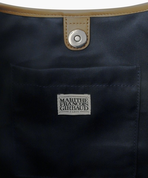 MARITHE + FRANCOIS GIRBAUD(マリテフランソワジルボー)の「CLASSIC LOGO ONE SHOULDER BUCKET BAG(ショルダーバッグ・レディース・ナチュラル/ダークブルー・フリー)」の13枚目の写真