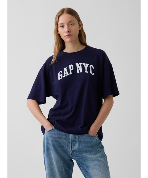 GAP(ギャップ)の「GAP NYCロゴ オーバーサイズTシャツ(Tシャツ/カットソー・レディース・ホワイト/ネイビー・S/M/L/XL/XS/XXS)」の1枚目の写真
