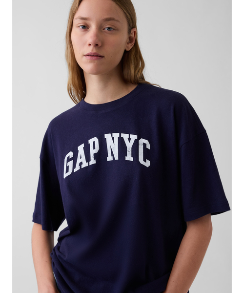 GAP(ギャップ)の「GAP NYCロゴ オーバーサイズTシャツ(Tシャツ/カットソー・レディース・ホワイト/ネイビー・S/M/L/XL/XS/XXS)」の7枚目の写真