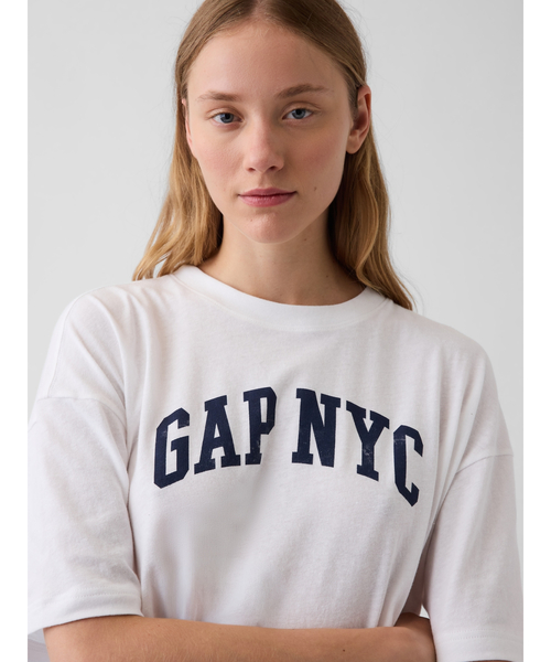 GAP(ギャップ)の「GAP NYCロゴ オーバーサイズTシャツ(Tシャツ/カットソー・レディース・ホワイト/ネイビー・S/M/L/XL/XS/XXS)」の8枚目の写真