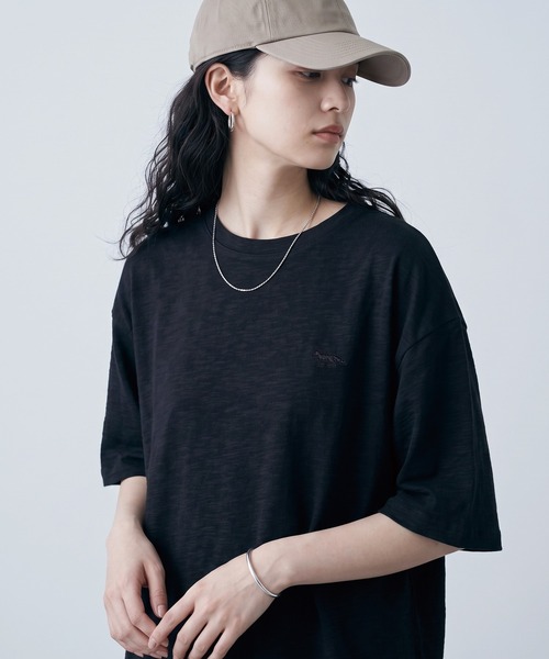 T-MAC OUTING(ティーマック アウティング)の「【T-MAC】スラブ天竺 ワンポイントFOXワッペン刺繍 半袖Tシャツ(Tシャツ/カットソー・メンズ・セージグリーン/ブラック/ピンク/オートミール・M/LL/L)」の2枚目の写真
