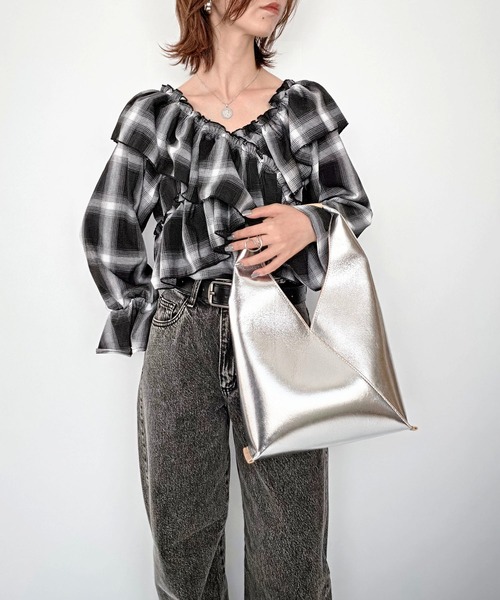 styiro(スタイロ)の「チェック柄ラッフルフリルボリュームスリーブブラウス 26AW新作 秋服 冬服 紅葉 デート(シャツ/ブラウス・レディース・ブルー/ブラック・FREE)」の13枚目の写真