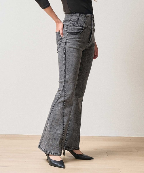 .WORKS（ドットワークス）の「ストレッチデニム シルバーストーン 裾切替フレアーパンツ（デニムパンツ・レディース・ネイビー/ダークグレー・64/61）」の3枚目の写真