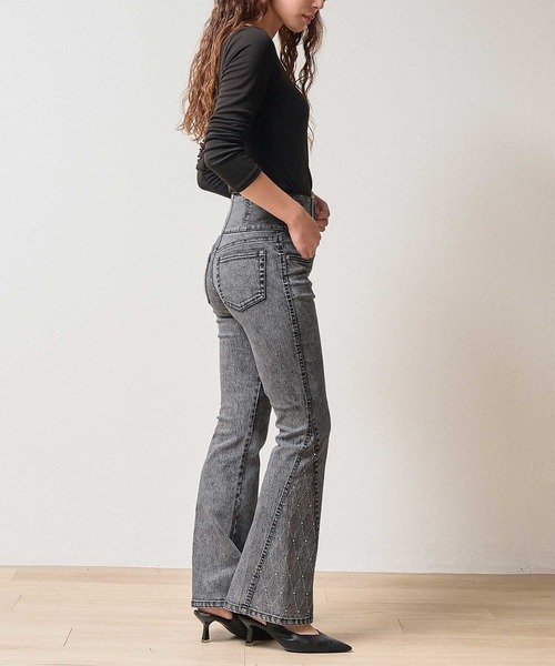 .WORKS（ドットワークス）の「ストレッチデニム シルバーストーン 裾切替フレアーパンツ（デニムパンツ・レディース・ネイビー/ダークグレー・64/61）」の7枚目の写真