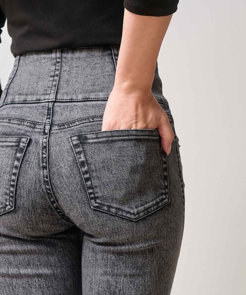 .WORKS（ドットワークス）の「ストレッチデニム シルバーストーン 裾切替フレアーパンツ（デニムパンツ・レディース・ネイビー/ダークグレー・64/61）」の11枚目の写真