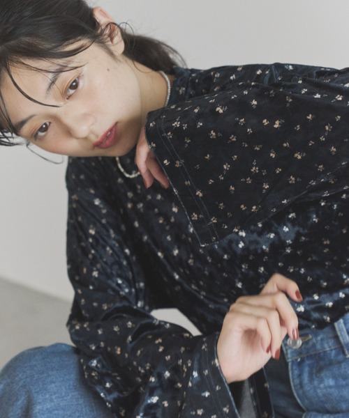 ELNEsoi（エルネソワ）の「小花柄ベロアクルーネックトップス（Tシャツ/カットソー・レディース・ネイビー・FREE）」の5枚目の写真