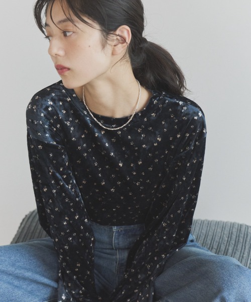 ELNEsoi（エルネソワ）の「小花柄ベロアクルーネックトップス（Tシャツ/カットソー・レディース・ネイビー・FREE）」の6枚目の写真