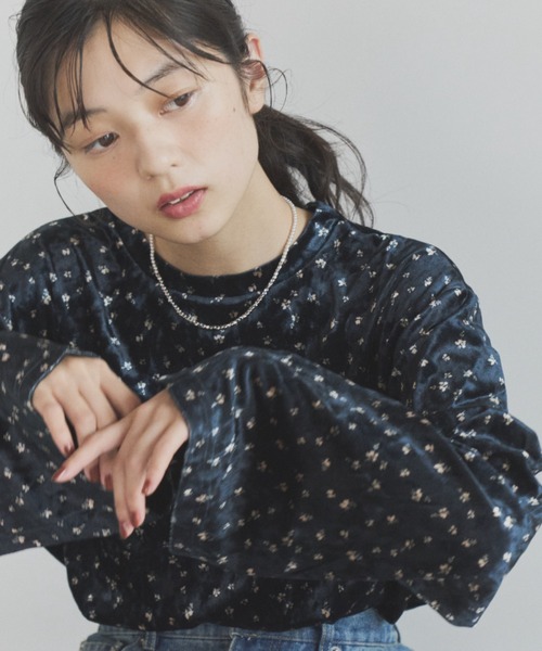 ELNEsoi（エルネソワ）の「小花柄ベロアクルーネックトップス（Tシャツ/カットソー・レディース・ネイビー・FREE）」の3枚目の写真