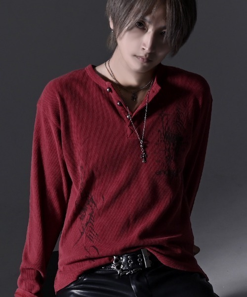 SILVER BULLET(シルバーバレット)の「『RUDOL/ルドル』ヴィンテージ加工グラフィックプリントワッフルヘンリーネックロンT(Tシャツ/カットソー・メンズ・レッド/チャコールグレー/アイボリー・L/M)」の1枚目の写真