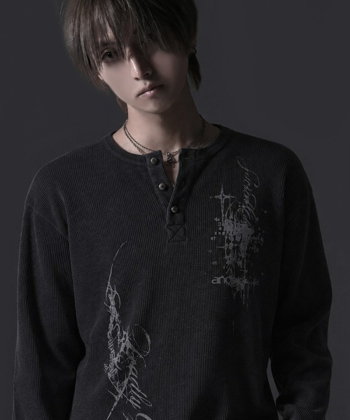 SILVER BULLET(シルバーバレット)の「『RUDOL/ルドル』ヴィンテージ加工グラフィックプリントワッフルヘンリーネックロンT(Tシャツ/カットソー・メンズ・レッド/チャコールグレー/アイボリー・L/M)」の12枚目の写真