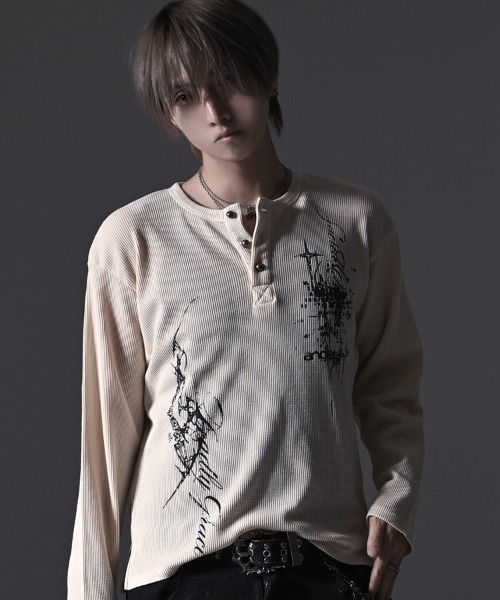 SILVER BULLET(シルバーバレット)の「『RUDOL/ルドル』ヴィンテージ加工グラフィックプリントワッフルヘンリーネックロンT(Tシャツ/カットソー・メンズ・レッド/チャコールグレー/アイボリー・L/M)」の8枚目の写真