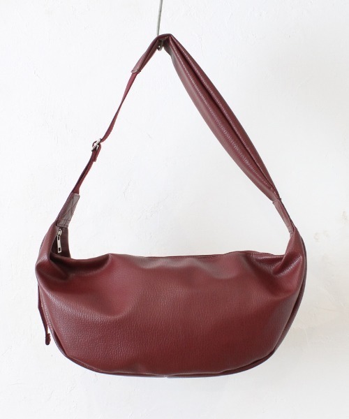 Per sist ence(パーシエンス)の「ソフトフェイクレザーラウンドショルダー(ショルダーバッグ・レディース・ボルドー・ONE SIZE)」の1枚目の写真